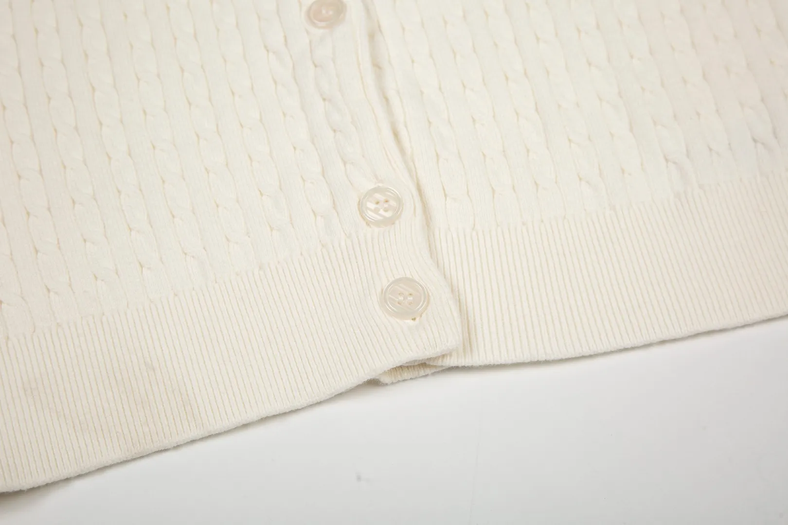 P196 White background picture [Evergreen for all seasons] Style number: 25123# Color: black/navy blue/almond/white Size: S-XL - Ralph Lauren/Ralph Lauren 2025FW Zhao Lusi's same solid color logo knitted versatile fine twist knitted buttoned long-sleeved cardigan - RL's classic fine twist cardigan 21S quality cotton yarn A cardigan that can be worn in all seasons Can be matched inside or outside Simple and clean basic color matching The upper body is clean and flawless. The comfort brought by imported cotton yarn is soft. An item that cannot be rejected.